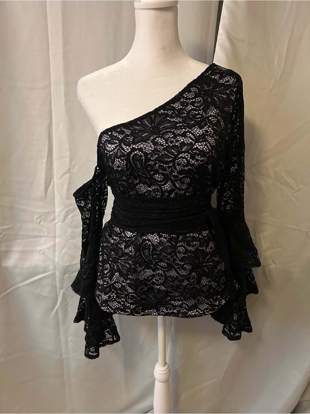 VENUS Black/Purple One-Shoulder Lace Bell-Sleeve Blouse